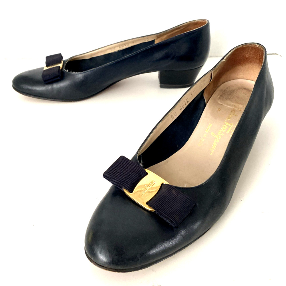 Salvatore Ferragamo Vara Pump Navy Blue Black Gold Logo Bow Low Heel 10 A2 - Picture 9 of 13